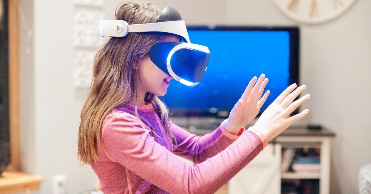 Practical Applications of AR/VR in Education